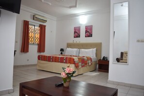 Comfort Room | Laptop workspace, iron/ironing board, free WiFi - Royal Hotel Residence (Abidjan)