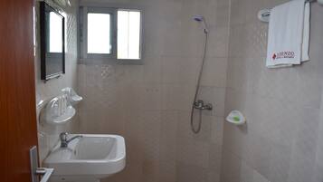 Ducha, pantuflas, toallas, jabón