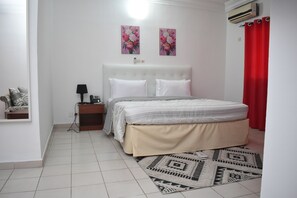 Laptop workspace, iron/ironing board, free WiFi
