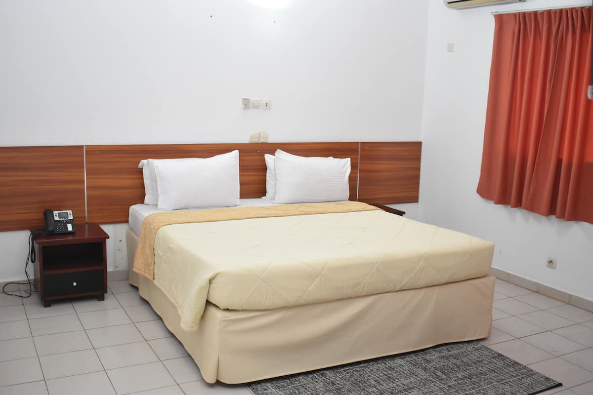 Basic Single Room | Laptop workspace, iron/ironing board, free WiFi