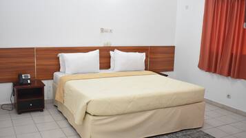 Espacio para trabajar con laptop y tabla de planchar con plancha