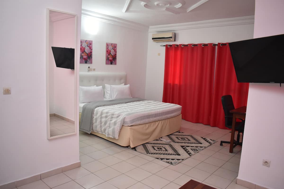 Deluxe Room | Laptop workspace, iron/ironing board, free WiFi