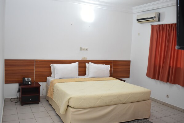 Basic Single Room | Laptop workspace, iron/ironing board, free WiFi