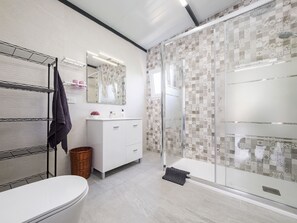 Douche, sèche-cheveux, serviettes fournies