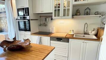 Geladeira, micro-ondas, fogão, cooktop