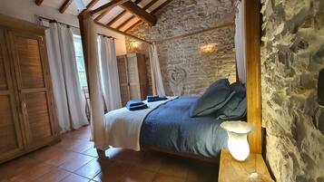 4 quartos, escrivaninha, ferros/tábuas de passar roupa, berço de viagem