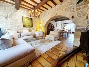 Fernseher, Kamin, DVD-Player, Bücher