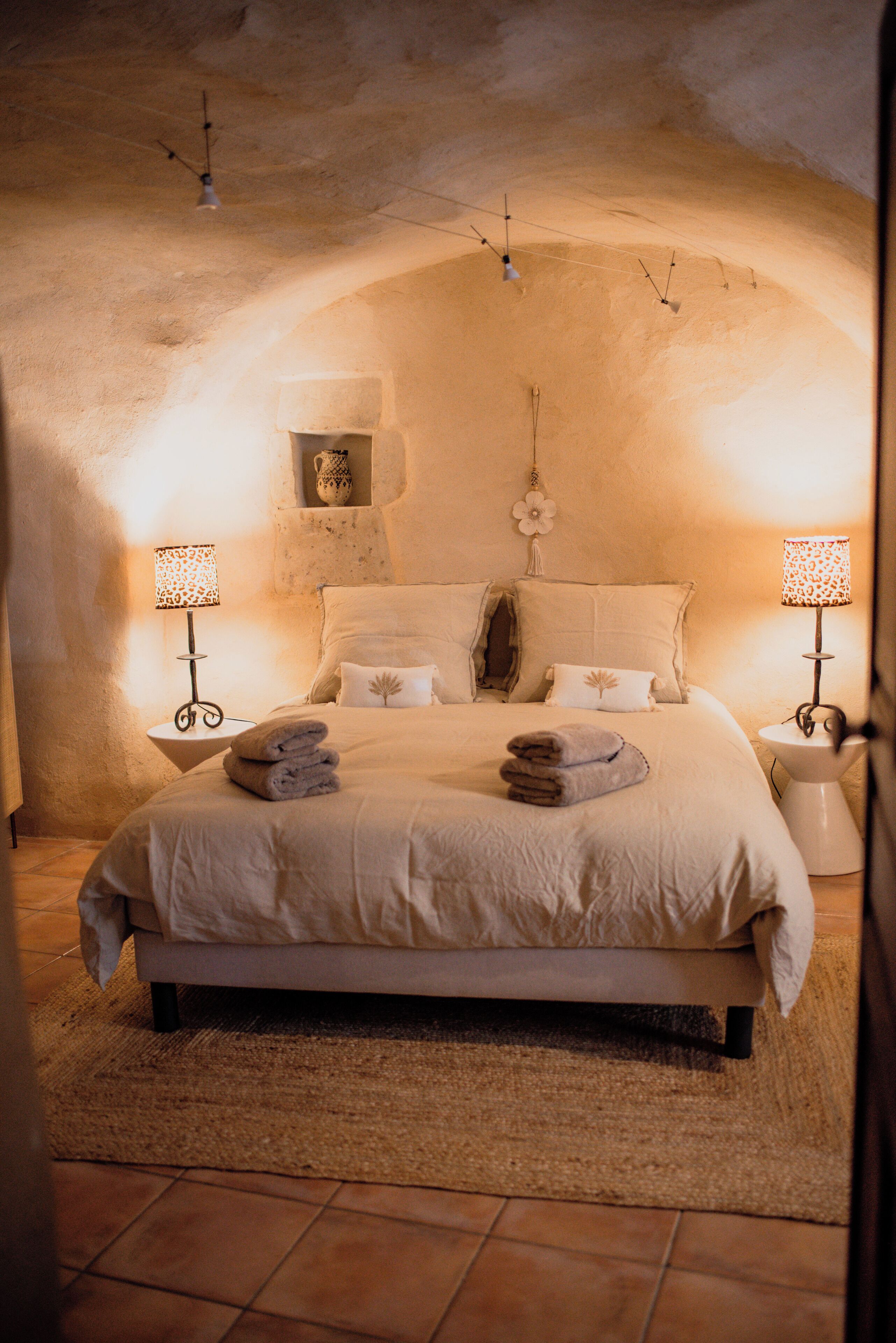 4 makuuhuonetta, työpöytä, silitysrauta/-lauta, vauvan matkasänky