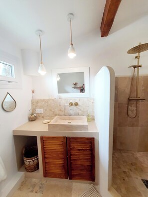 Dusche, Haartrockner, Handtücher, Seife