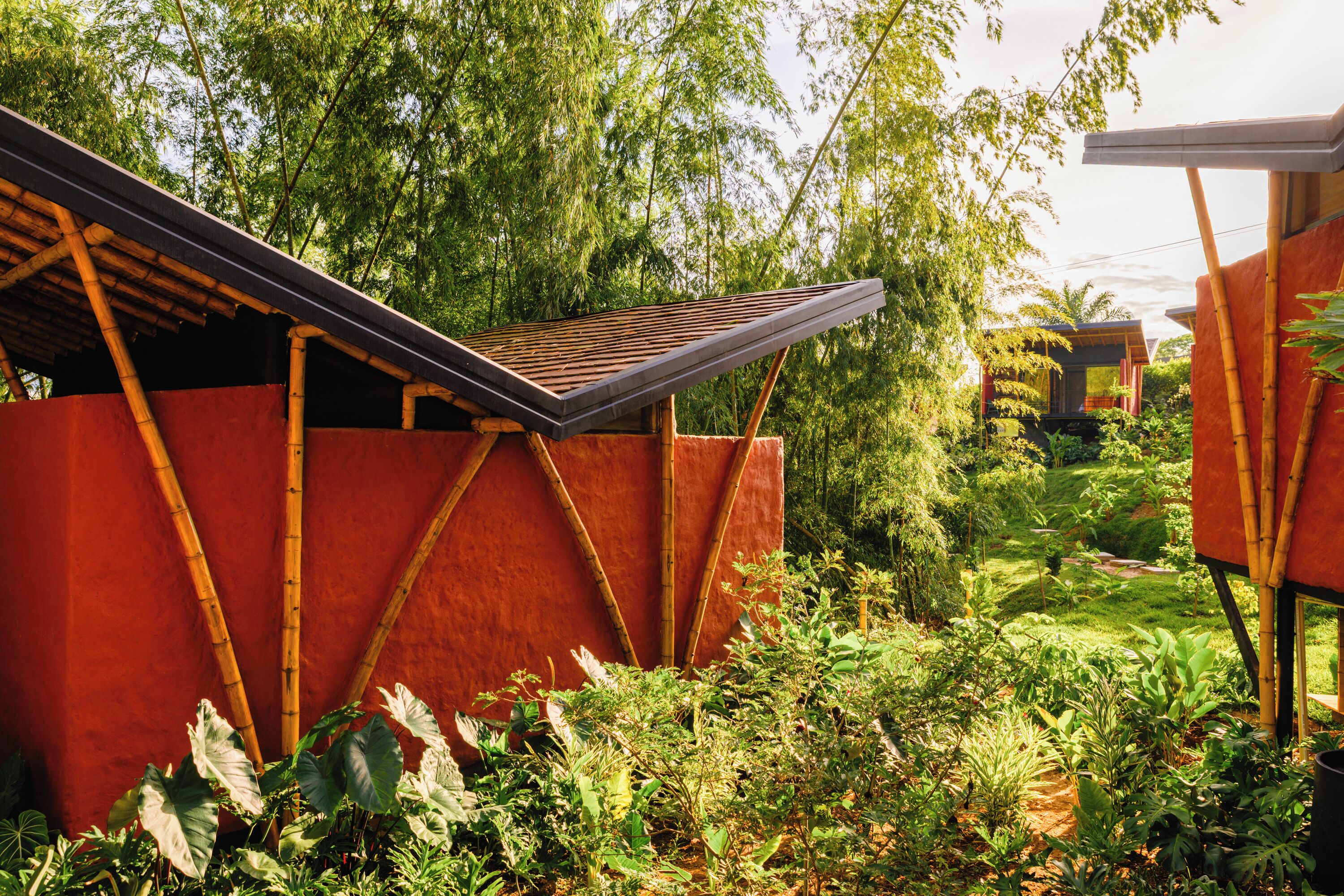 Un bâtiment moderne doté d’un toit en pente et de structures en bambou.