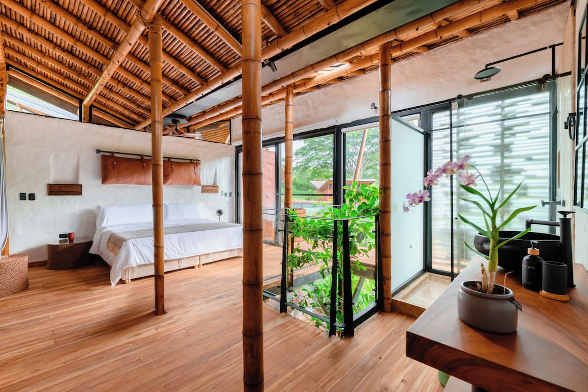 Deluxe Cabin, Hot Tub, Garden View | Premium bedding, free WiFi, bed sheets
