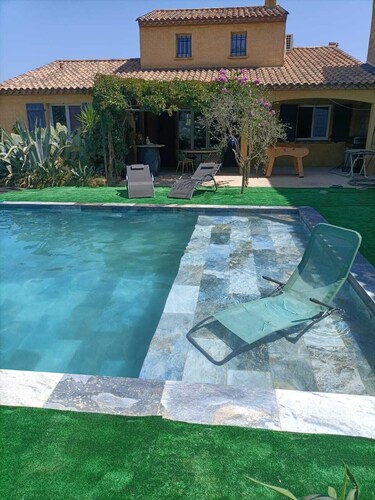 Air-conditioned villa with large swimming pool