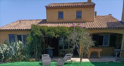 Air-conditioned villa with large swimming pool