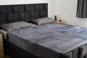 WiFi, bed sheets
