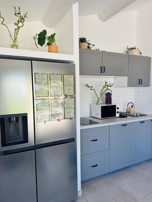 Mikrobølgeovn, kogeplade, opvaskemaskine