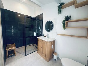 Haartrockner, Handtücher, Toilettenpapier