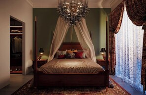Iron/ironing board, bed sheets