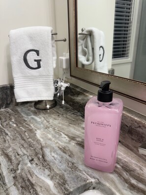 Hårføner, håndklær, såpe og toalettpapir