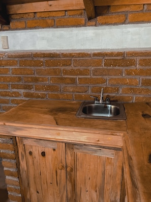 Wasserkocher mit Kaffee-/Teezubehör, Esstisch