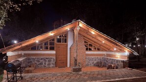 Bagian depan properti - sore/malam