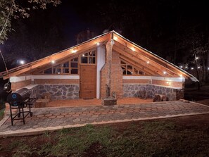 Majoituspaikan julkisivu illalla/yöllä