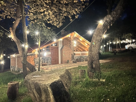 Fachada de la propiedad por la tarde o noche