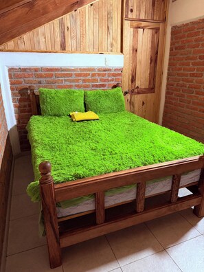 Cabaña familiar, patio, vista a la montaña | Edredón, wifi gratis, ropa de cama y acceso para silla de ruedas 