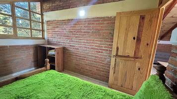 Cabaña familiar, patio, vista a la montaña | Edredón, wifi gratis, ropa de cama y acceso para silla de ruedas