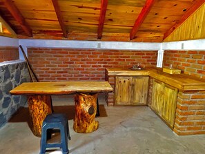 Coffee/tea maker, dining tables