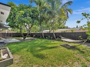 Terrace/patio - Modern and Stylish 1-bedroom apartment in Oakland Park with WiFi, AC, Washer/Dry (Oakland Park)