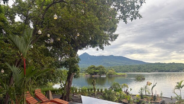 Un jacuzzi con vista a un lago y montañas.