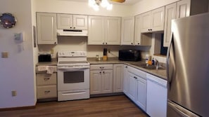 Geladeira, micro-ondas, fogão, cooktop