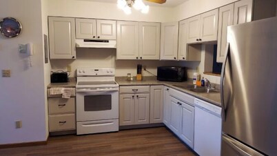 Deluxe 3 Bedroom 2 Bathroom Top Floor Condo #3