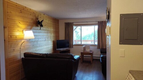 Deluxe 3 Bedroom 2 Bathroom Top Floor Condo