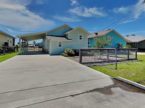 Front of property - Gulf Coast Getaway by Miss Kitty’s (Rockport)