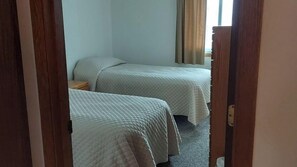 3 bedrooms, free WiFi, bed sheets - Deluxe 3 Bedroom Condo, 2 Full Bathrooms Top Floor (Devils Lake)