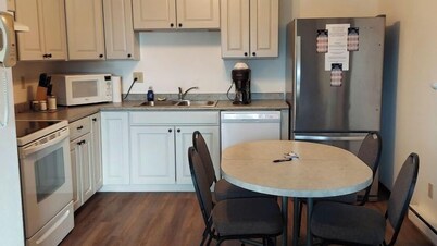 Classic 2 Bedroom 4 XL Twin beds, 1 Bathroom Top Floor