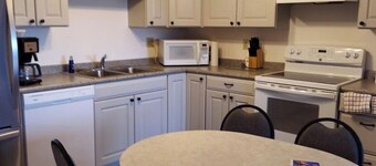 Classic 2 Bedroom 1 Queen 3 XL Twin, 1 bathroom Top Floor