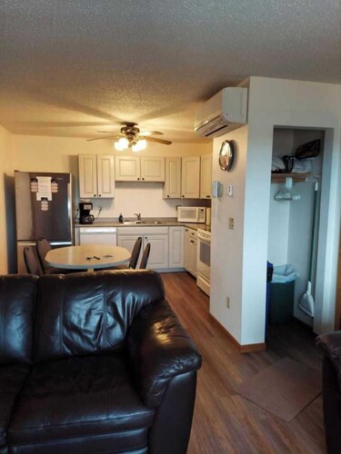 Classic 2 Bedroom 1 Queen 3 XL Twin, 1 bathroom Top Floor