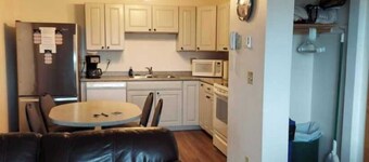 Classic 2 Bedroom 1 Queen 3 XL Twin, 1 bathroom Top Floor