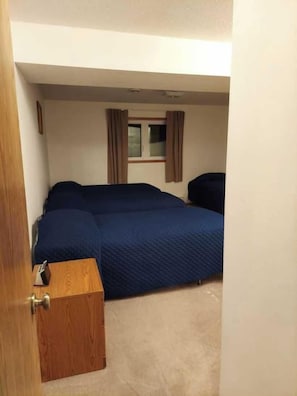 Een bureau, gratis wifi, beddengoed