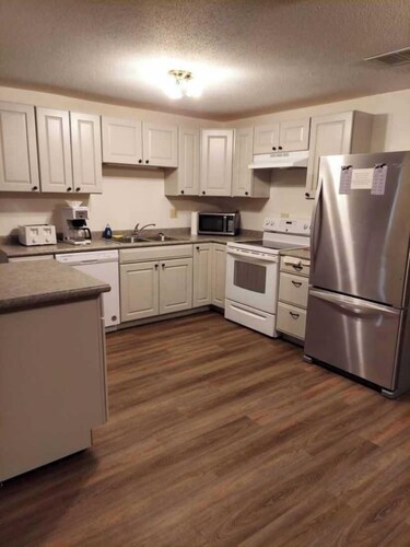 Deluxe 2 Bedrooms 8 XL Twin Beds, 2 Bathrooms Ground Floor