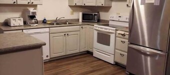 Deluxe 2 Bedrooms 8 XL Twin Beds, 2 Bathrooms Ground Floor