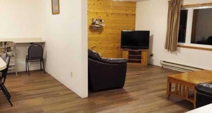 Deluxe 2 Bedrooms 8 XL Twin Beds, 2 Bathrooms Ground Floor