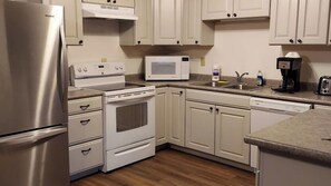 Een koelkast, een microgolfoven, een oven, een kookplaat