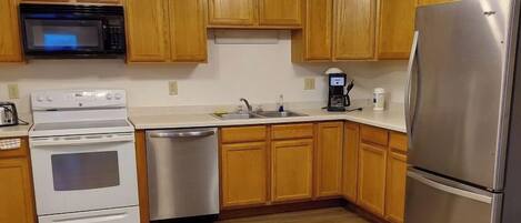 Réfrigérateur, micro-ondes, four, plaque de cuisson