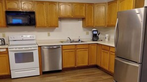 Fridge, microwave, oven, stovetop - Deluxe 3 Bedroom Condo Ground Level 2 Bathroom (Devils Lake)
