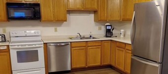 Deluxe 3 Bedroom Condo Ground Level 2 Bathroom