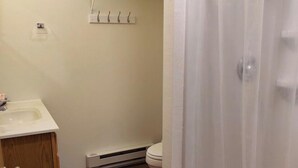 Une salle de bain équipée d’un lavabo, de toilettes et d’un espace douche.