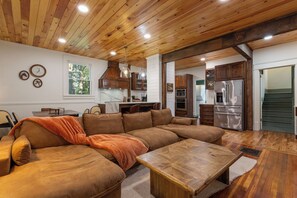 Smart-tv, een open haard, videospelletjes en boeken